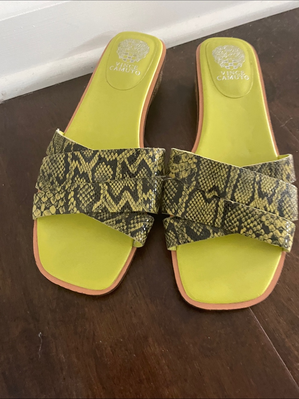 Vince Camuto SlipOn Sandals Size 7.5M  Green Snakeskin CoquetteGirl Casual Chic